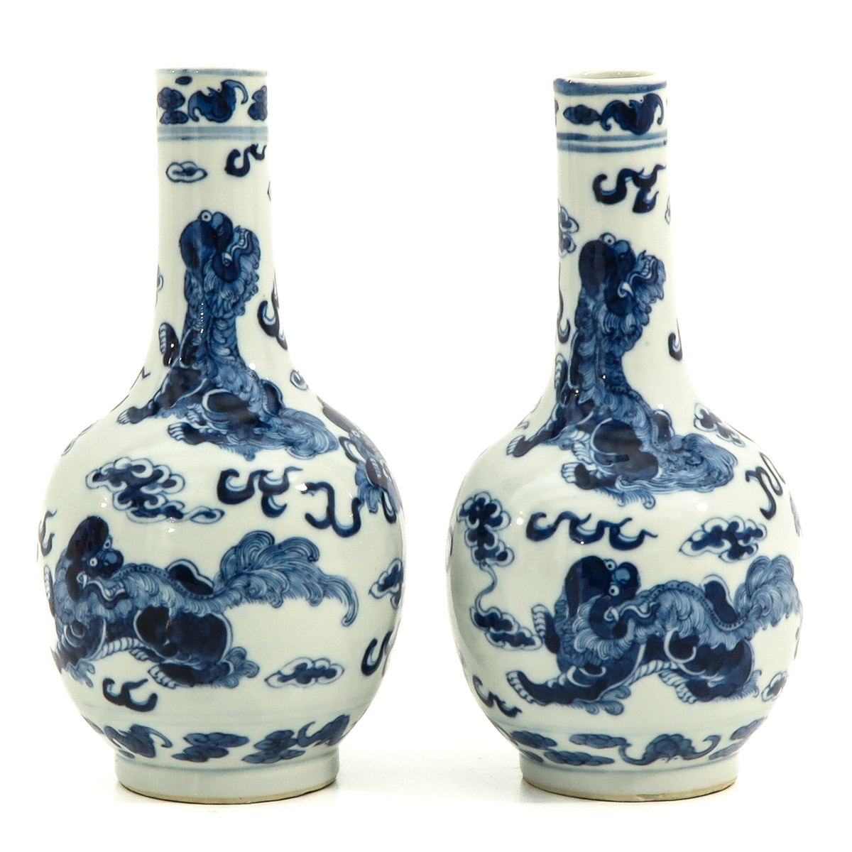 A Pair of Blue and White Bottle Vases - Image 4 of 10