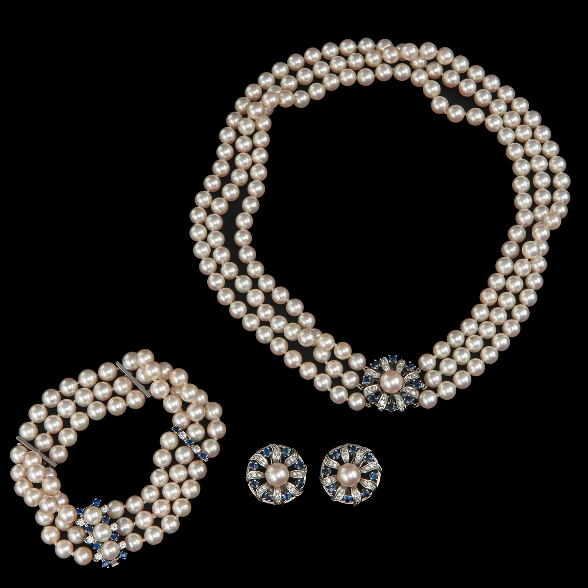 A Set of Pearl Jewelry