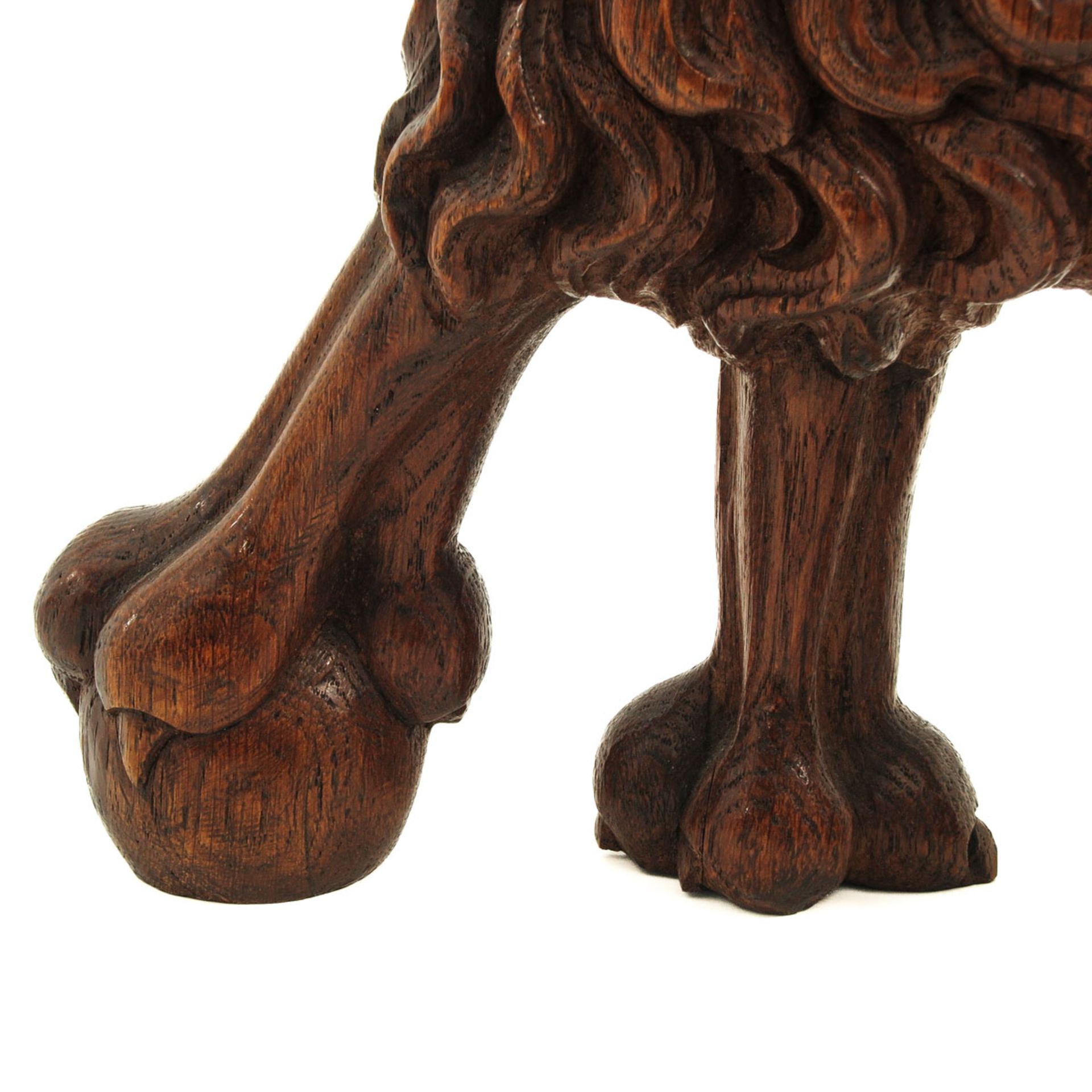 A Pair of Carved Wood Lions - Bild 8 aus 8