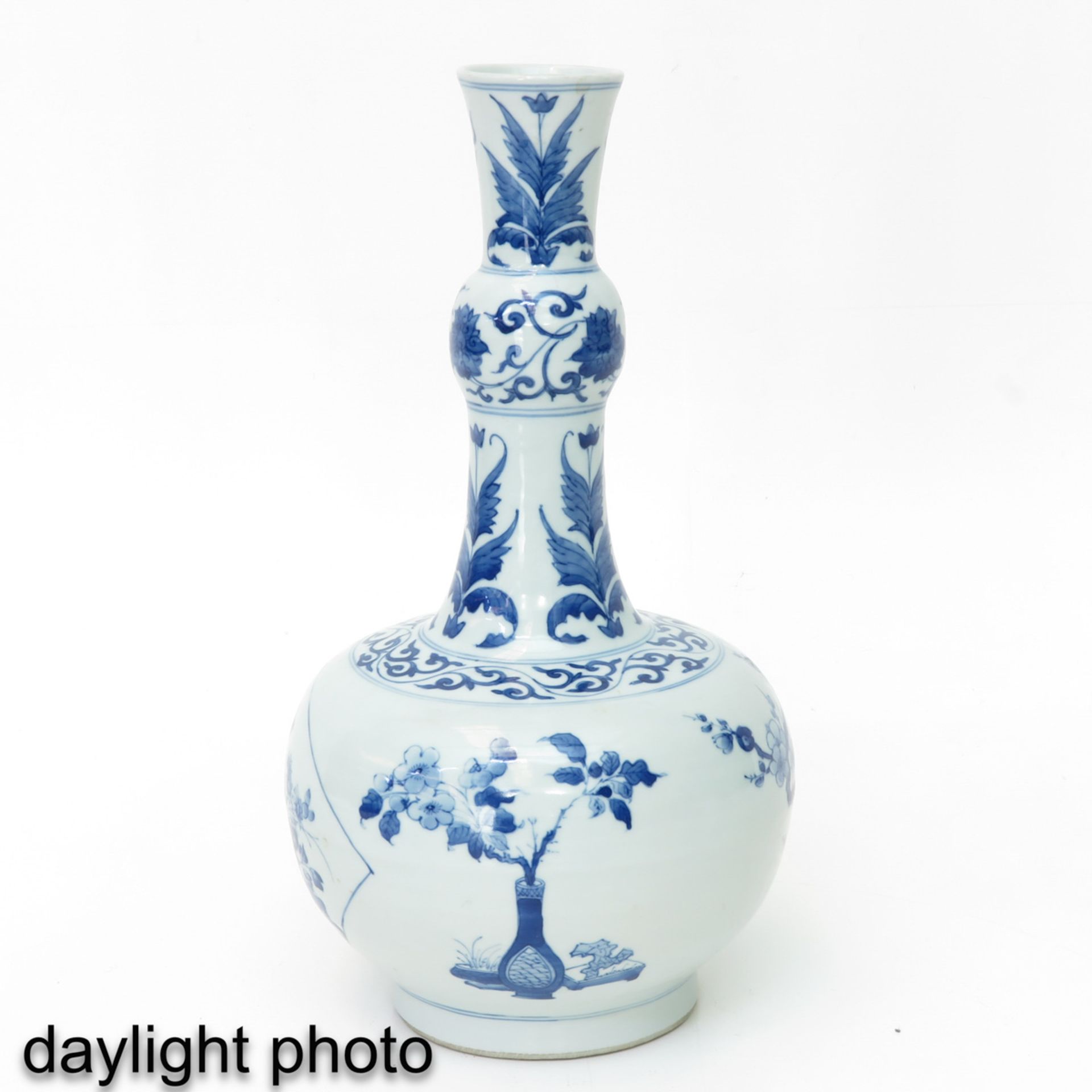 A Blue and White Vase - Bild 7 aus 9