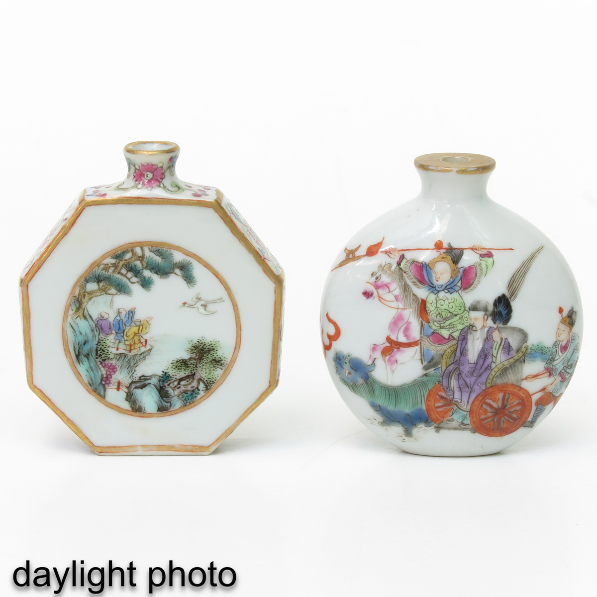 A Lot of 2 Famille Rose Snuff Bottles - Image 7 of 10