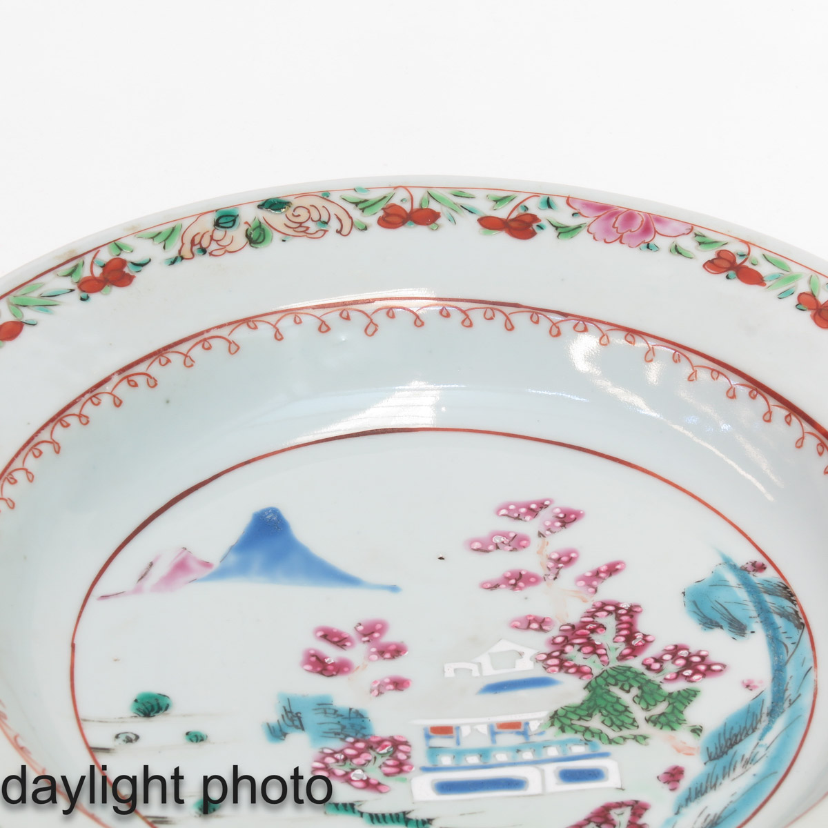 A Series of 4 Famille Rose Plates - Image 9 of 9