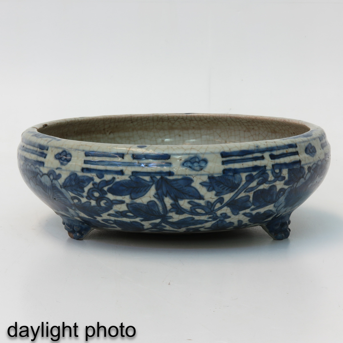 A Blue and White Tripod Censer - Image 7 of 9