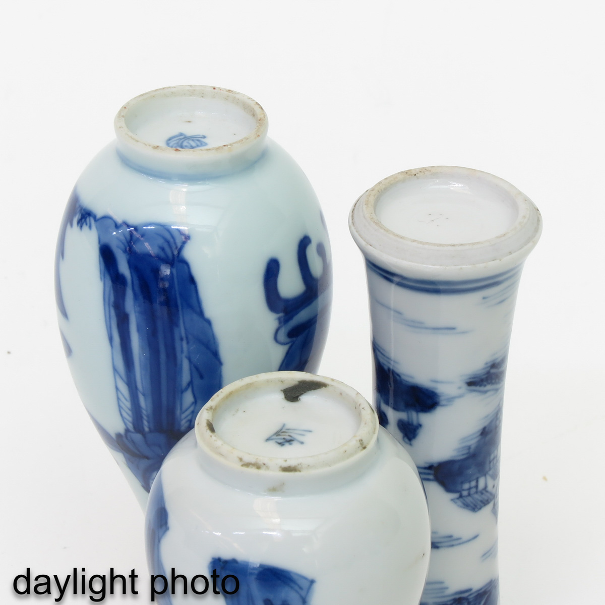 A Collection of 4 Miniature Vases - Image 8 of 10