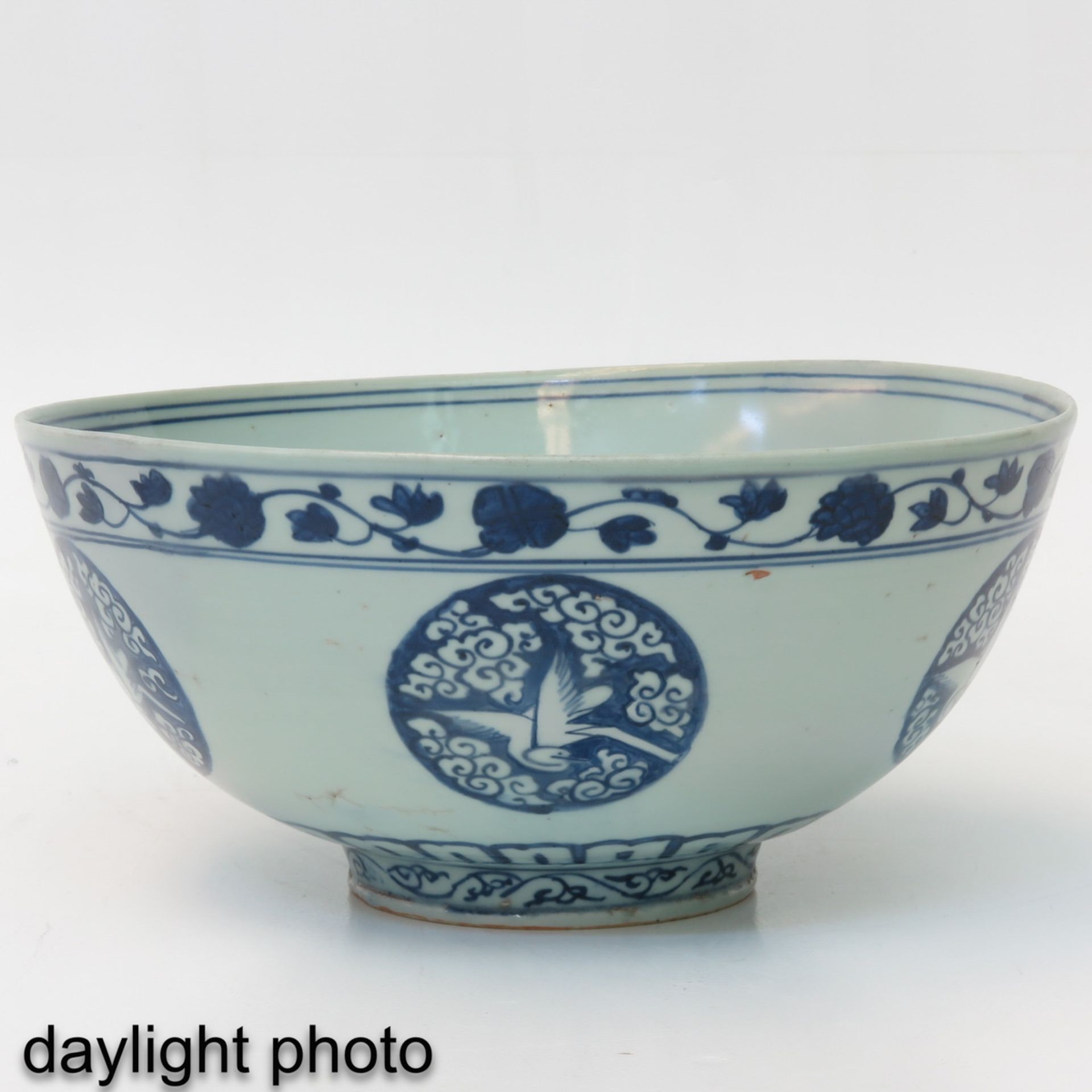 A Blue and White Serving Bowl - Bild 7 aus 9