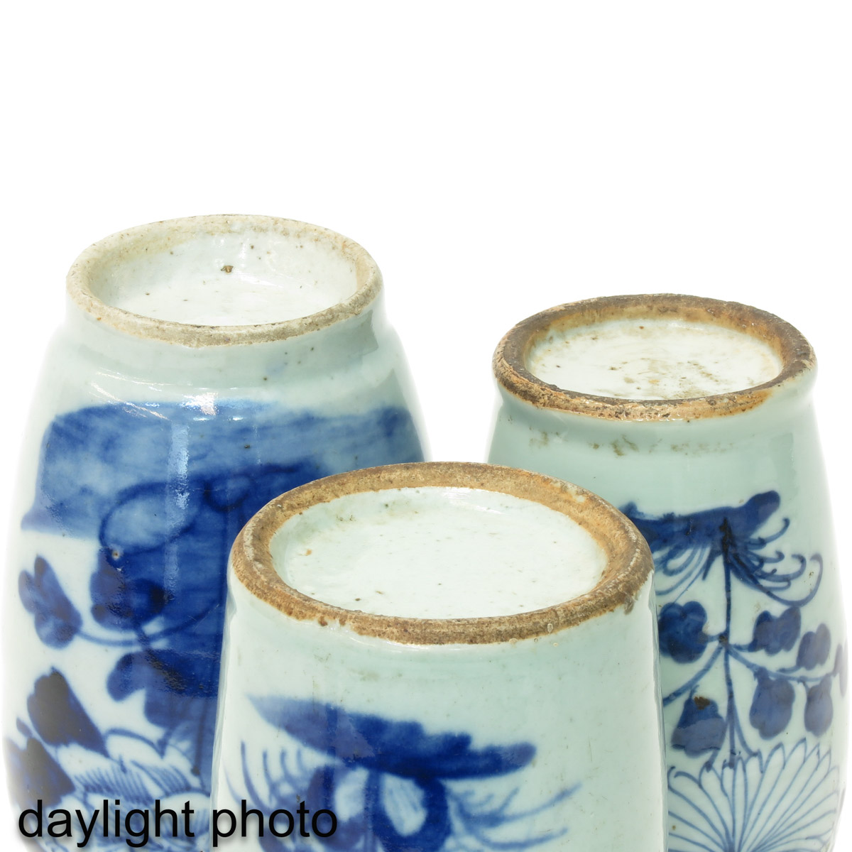 A Collection of 3 Blue and White Vases - Image 8 of 10