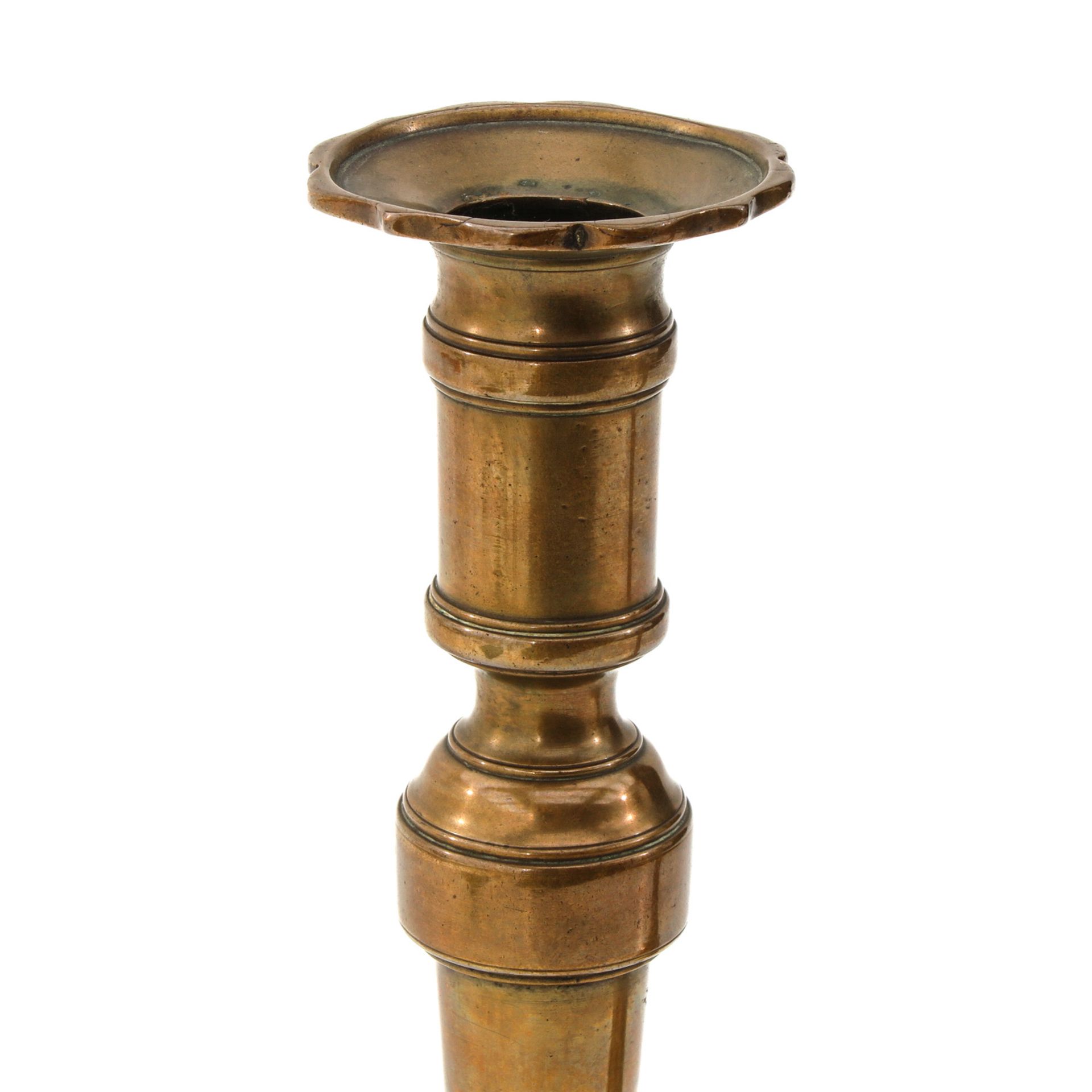 A Collection of Bronze Candlesticks - Bild 7 aus 10