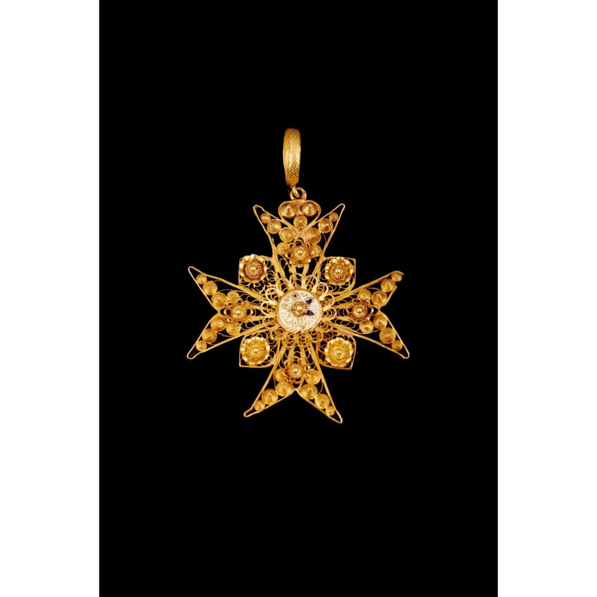 A Maltese cross pendant
