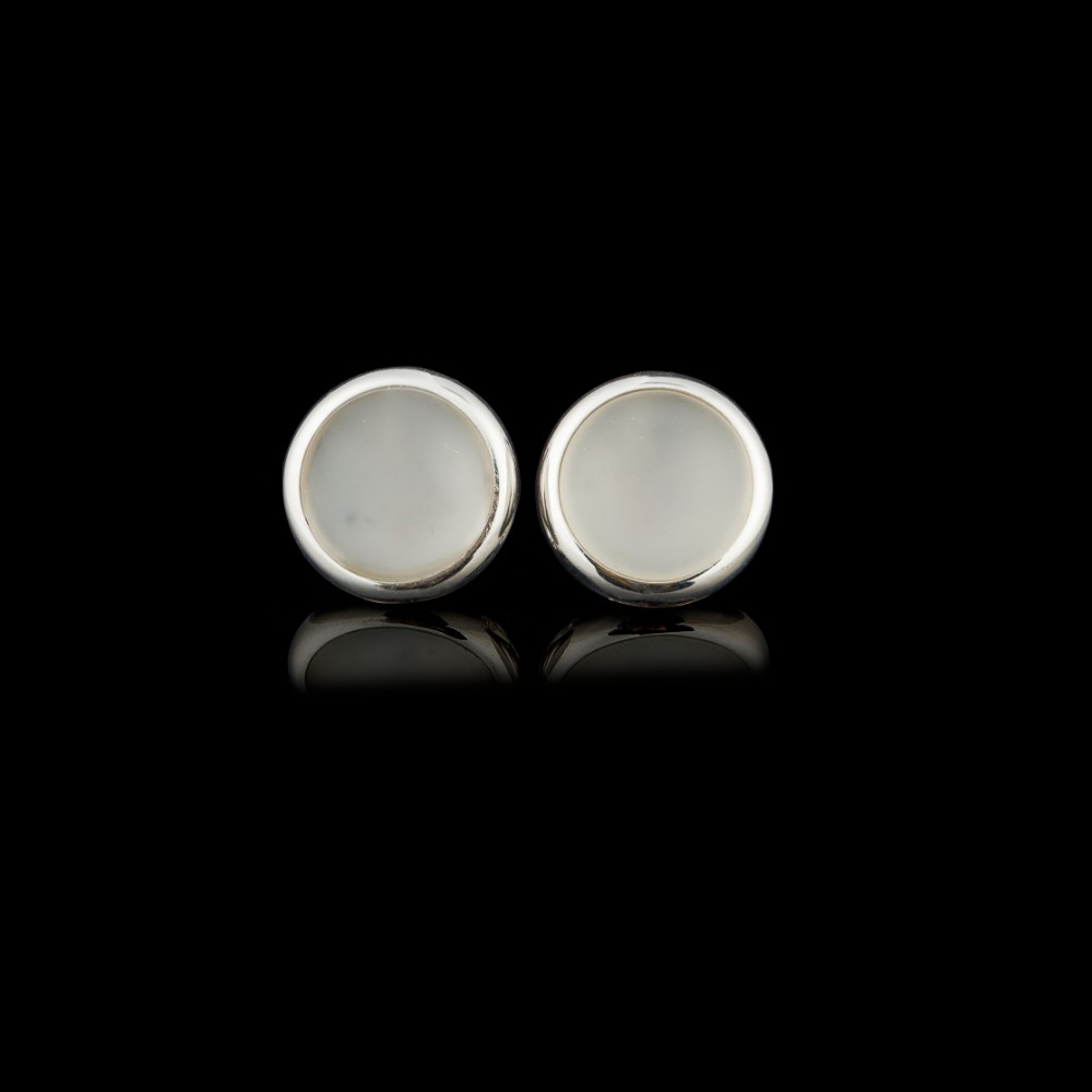  A pair of earrings