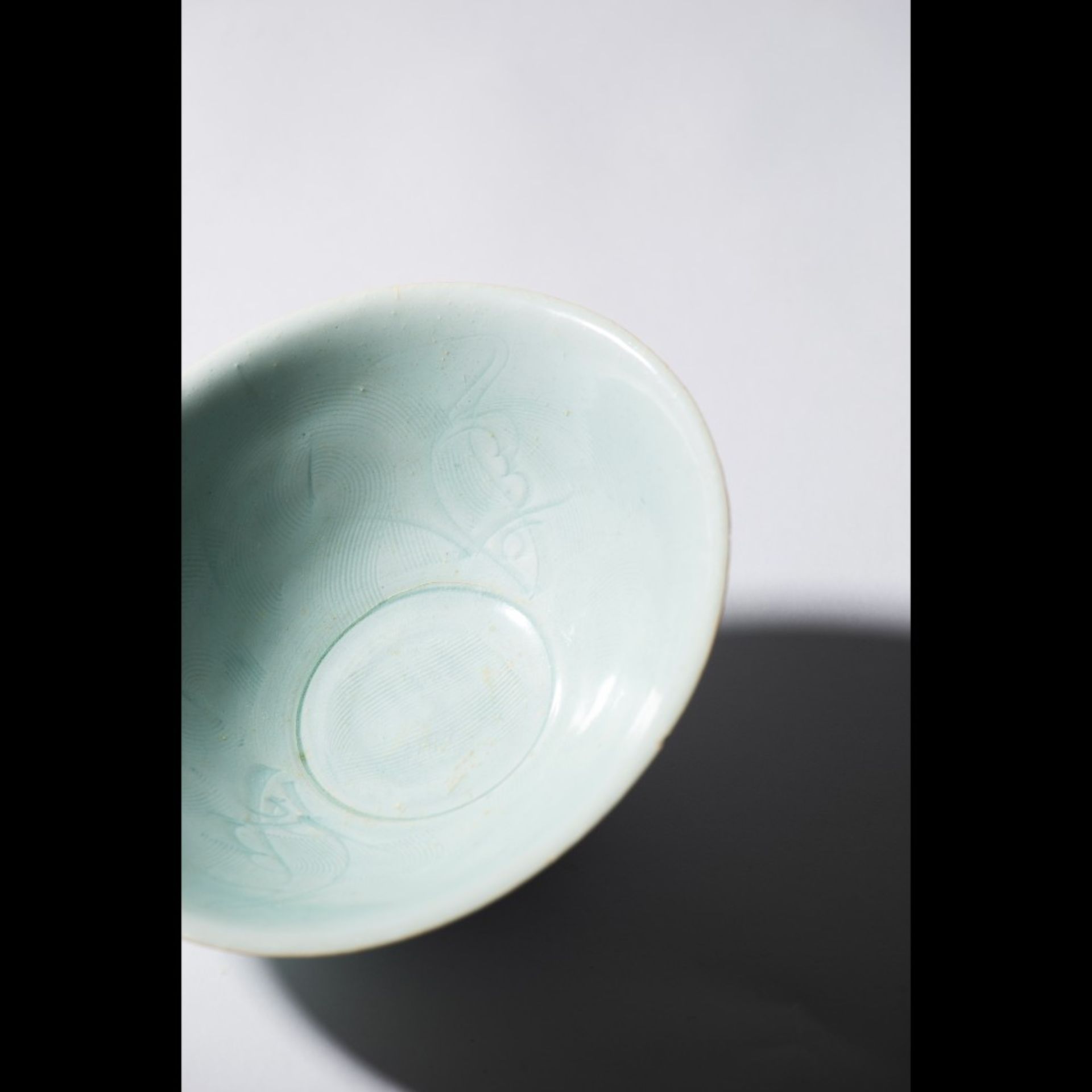  A carved Qingbai bowl  - Bild 2 aus 3