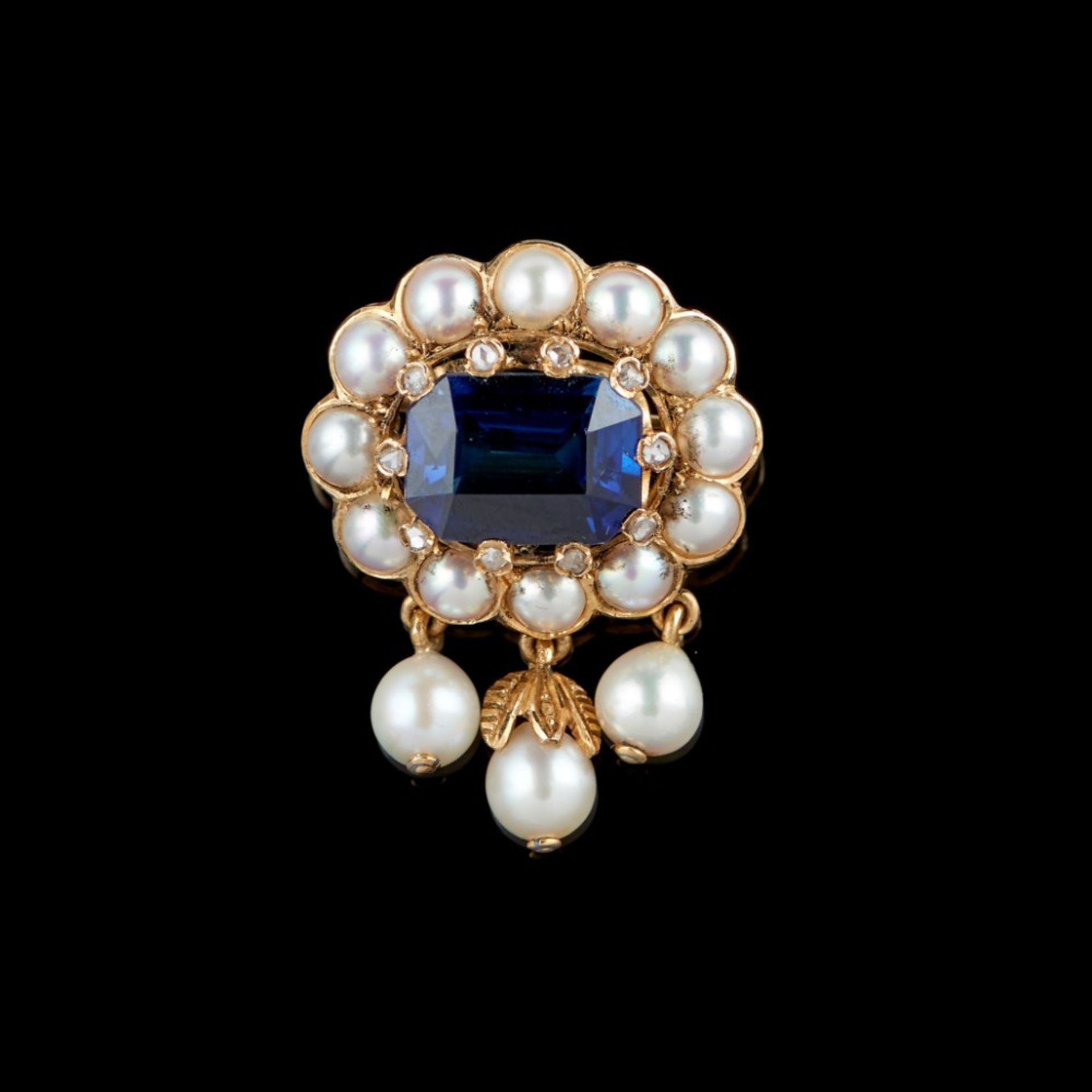  A brooch