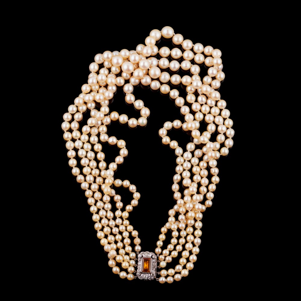  A pearl necklace