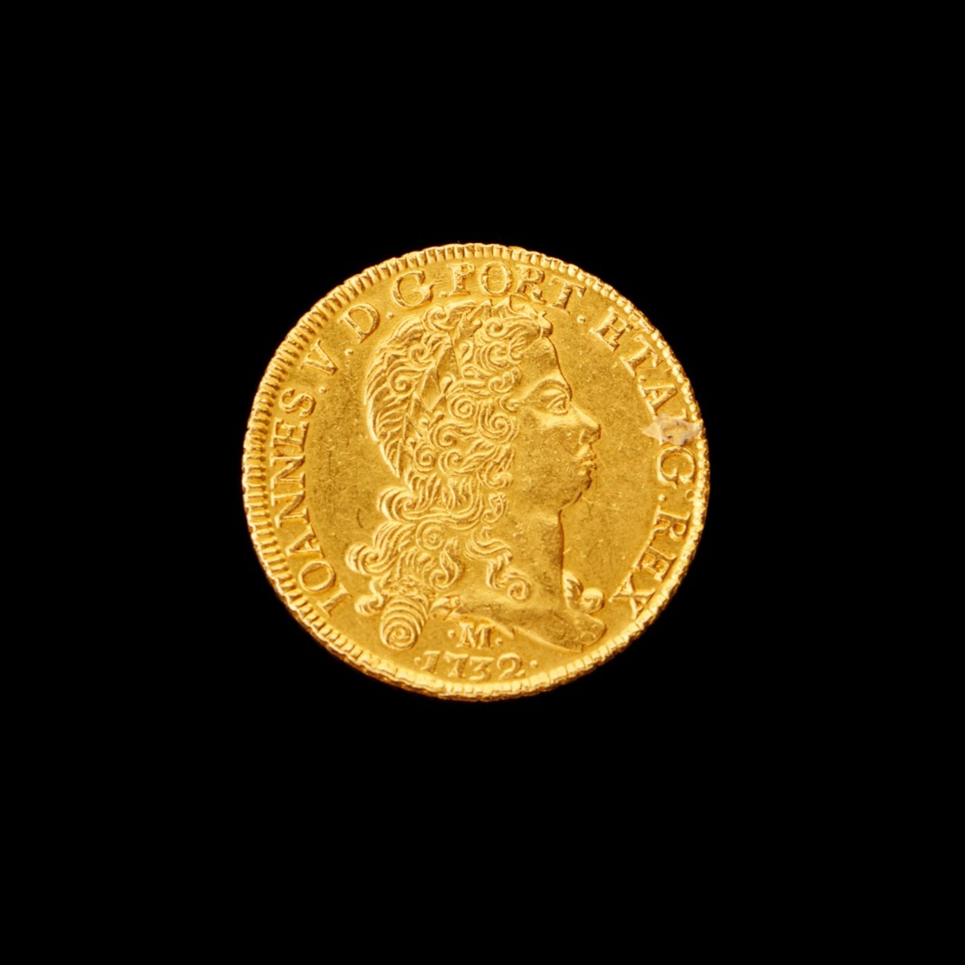 An 8 escudos coin