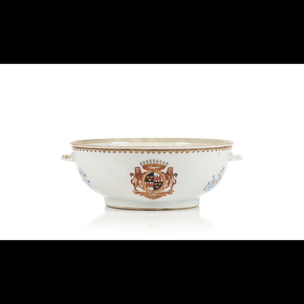  An armorial tureen bowl