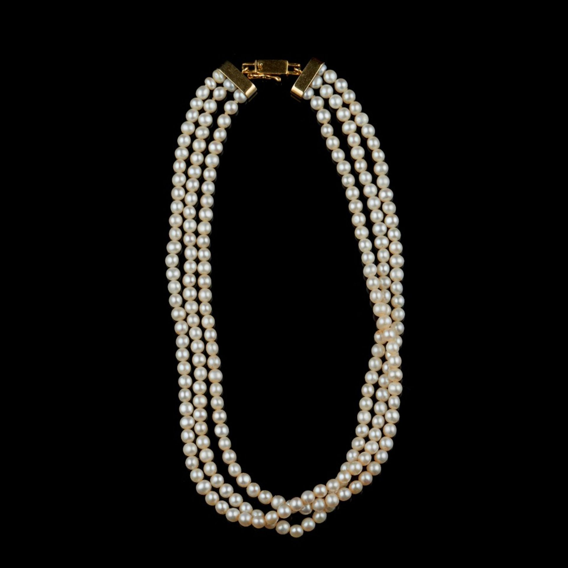  A pearl necklace