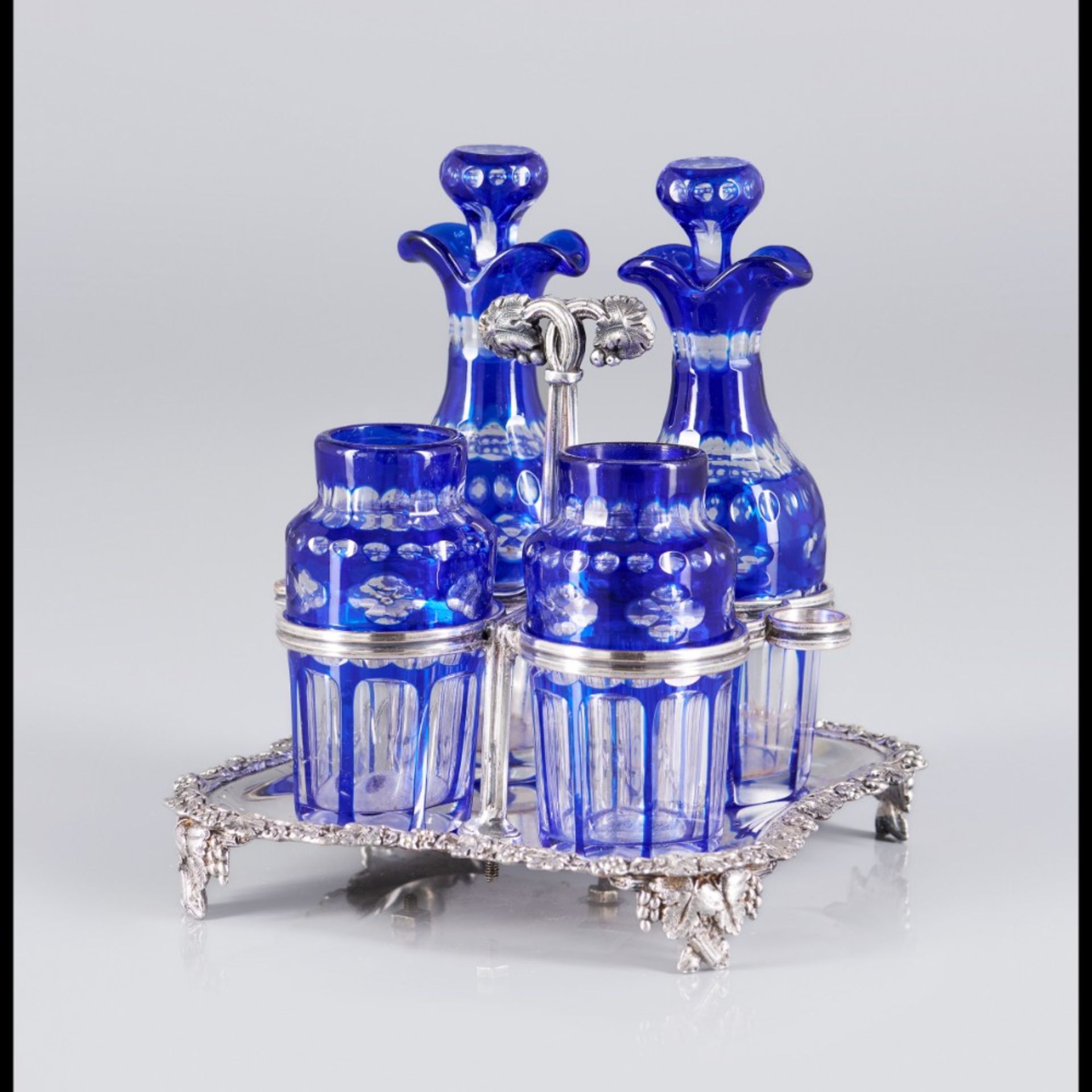  A cruet set