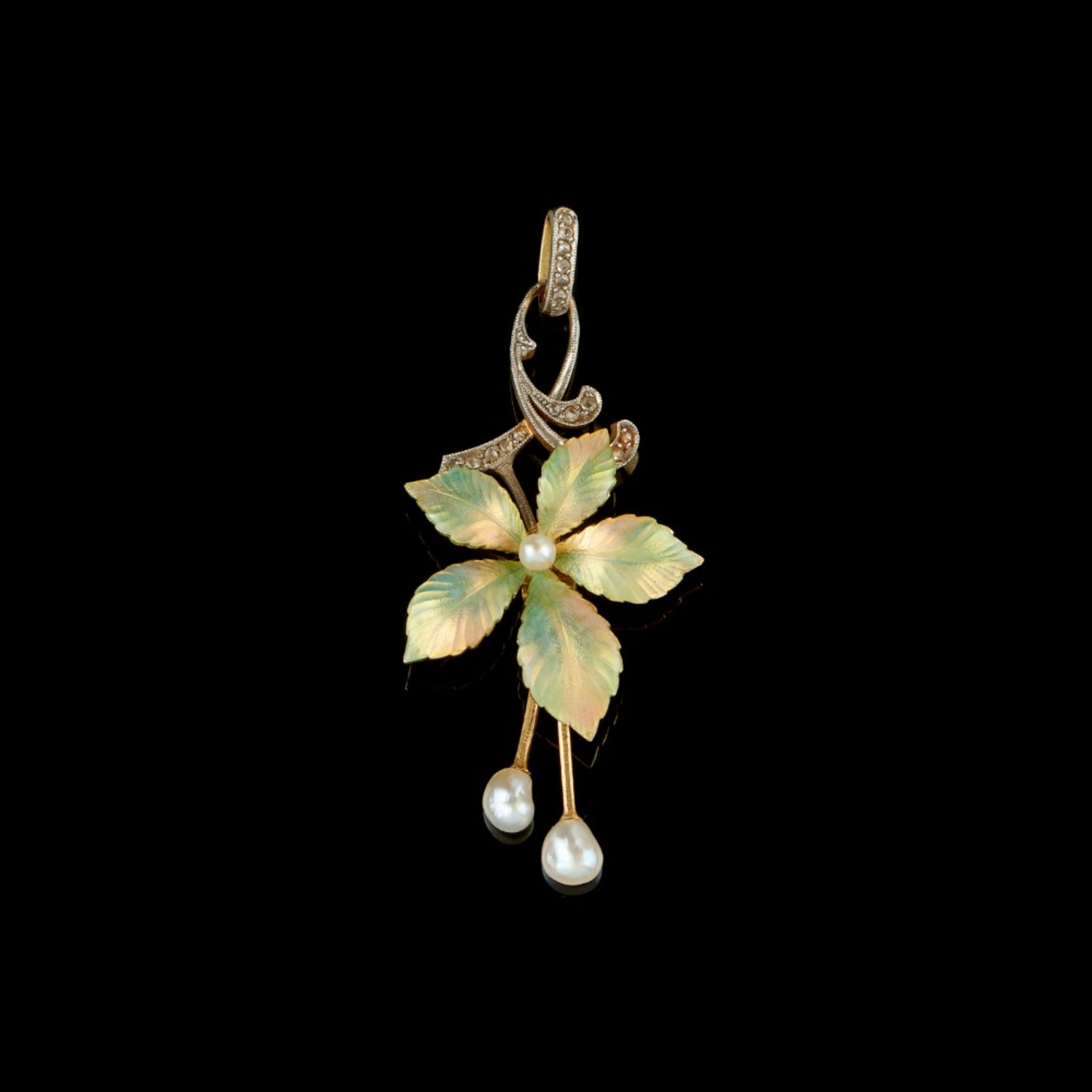  An Art Nouveau floral pendant