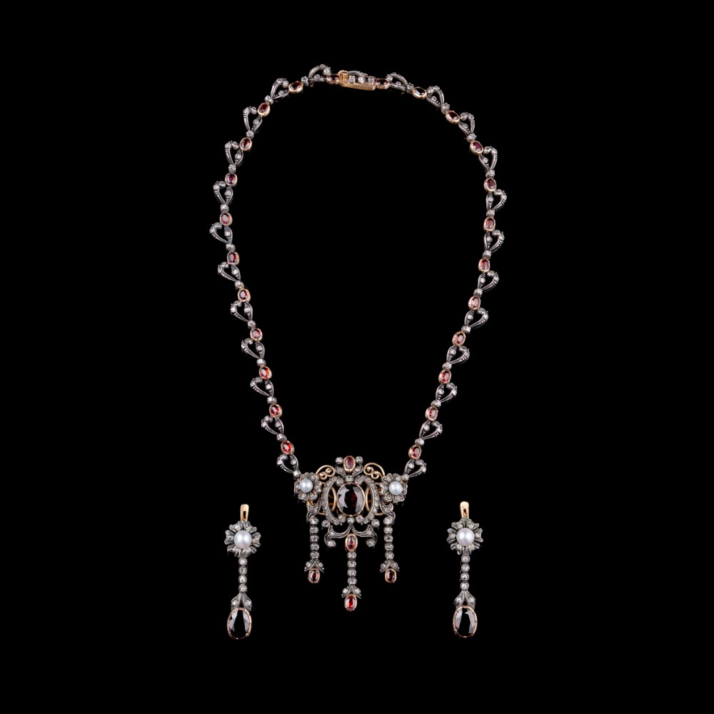  A set of necklace and pair of earrings