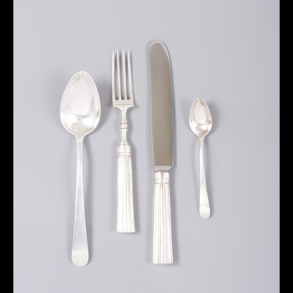  A part set of cutlery