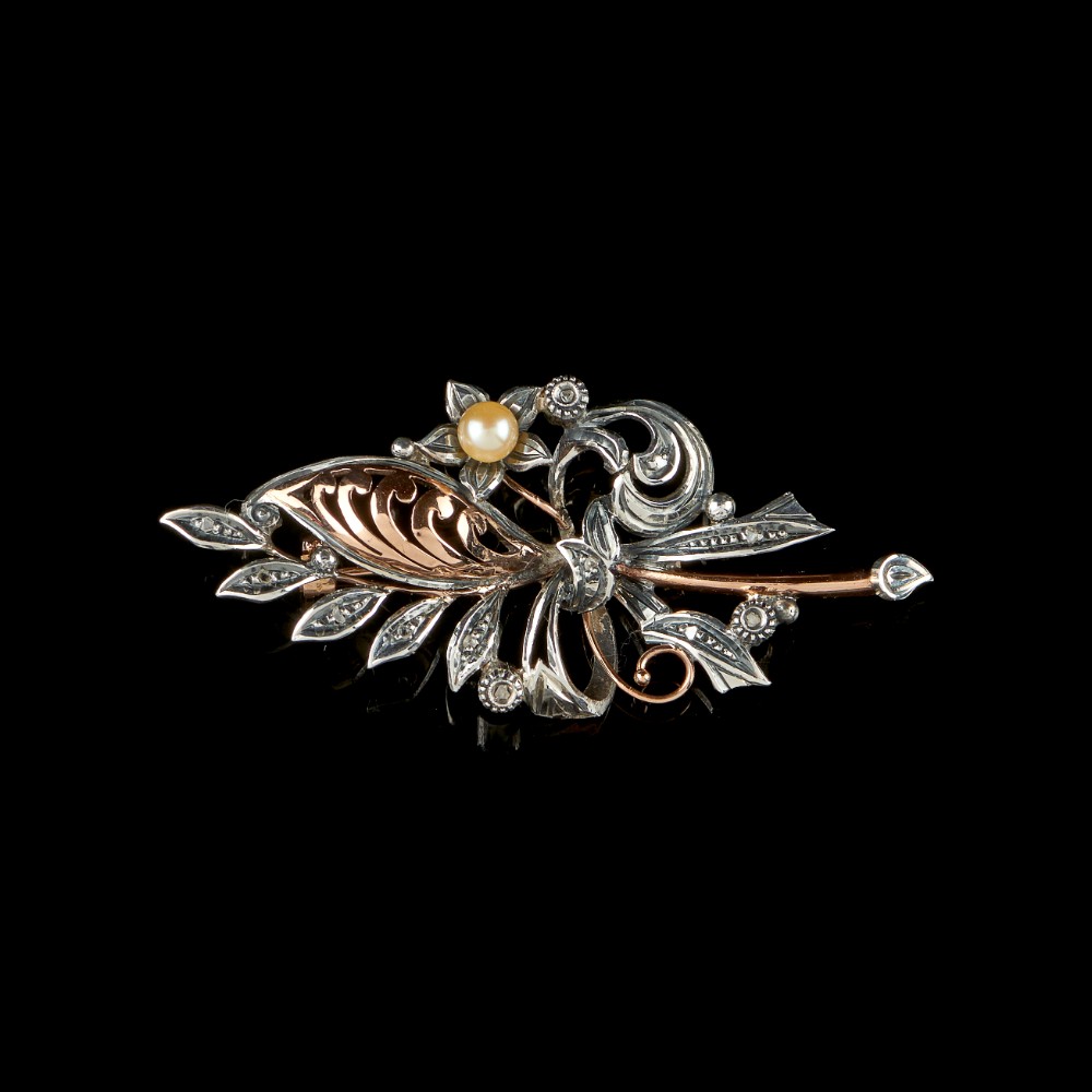  A brooch