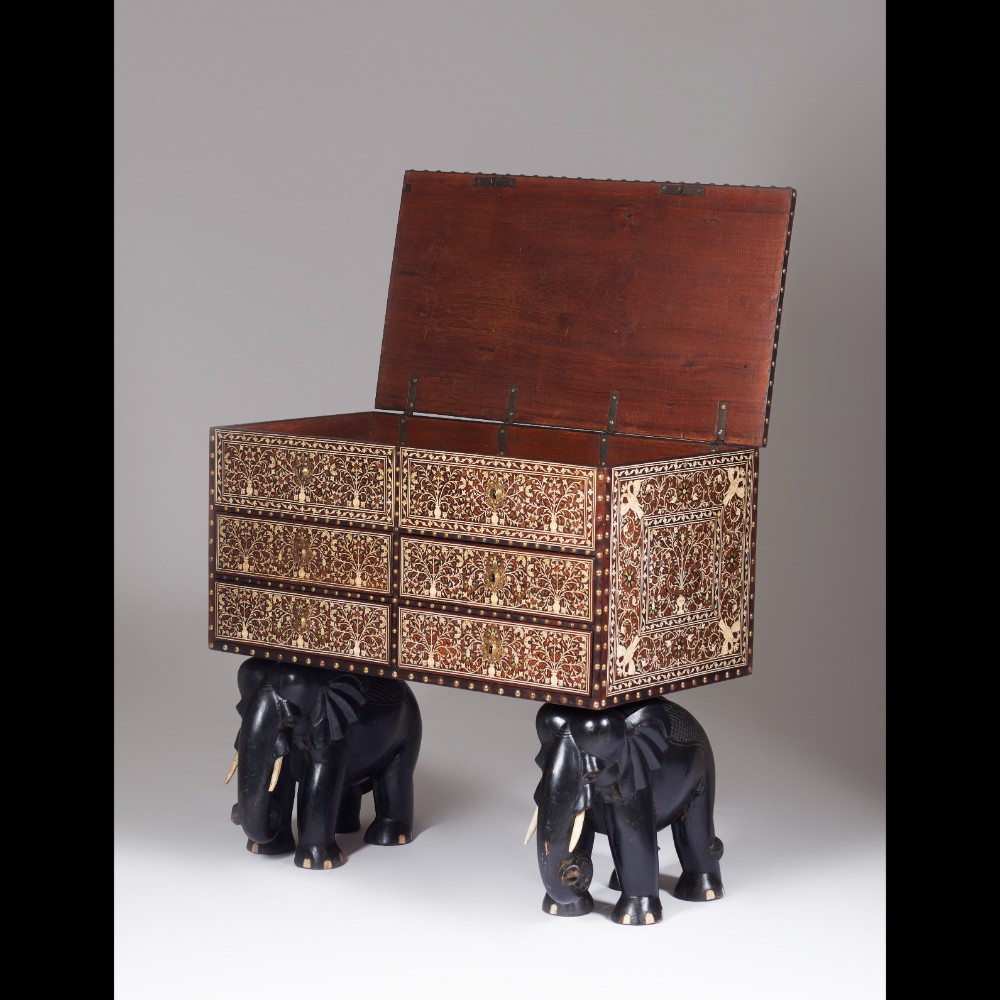  An important Chest on a stand in the shape of two elephants - Bild 3 aus 7