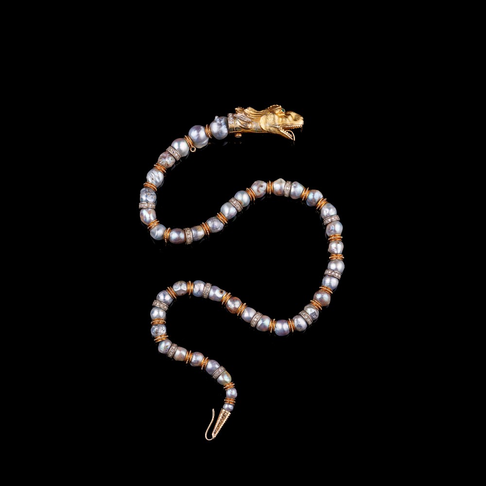  A snake shaped necklace
