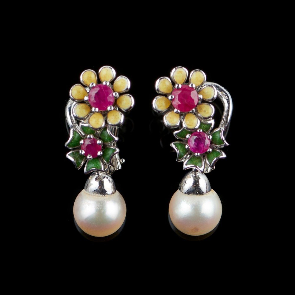  A pair or earrings