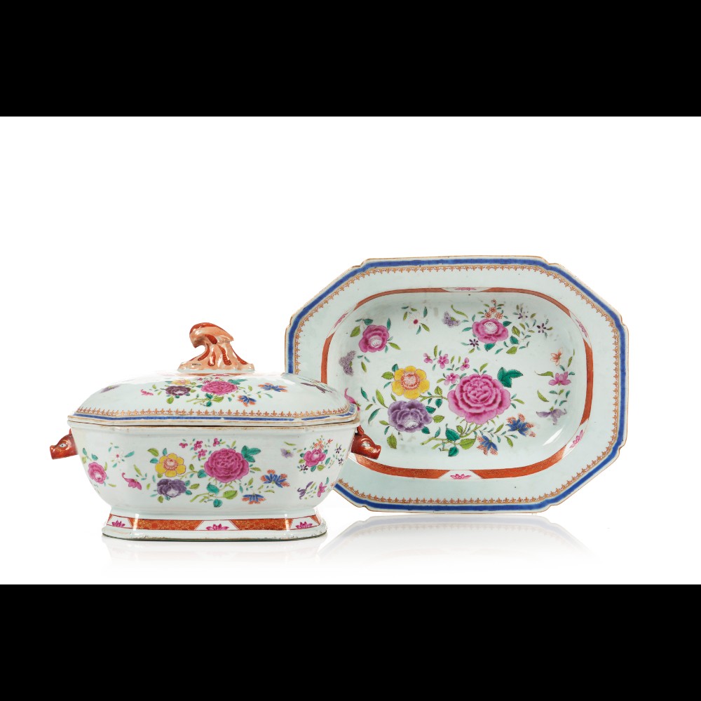  A tureen with cover and tray