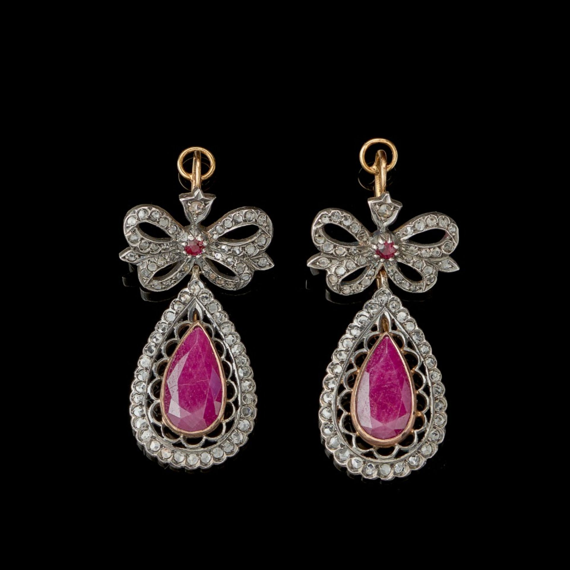  A pair of earrings