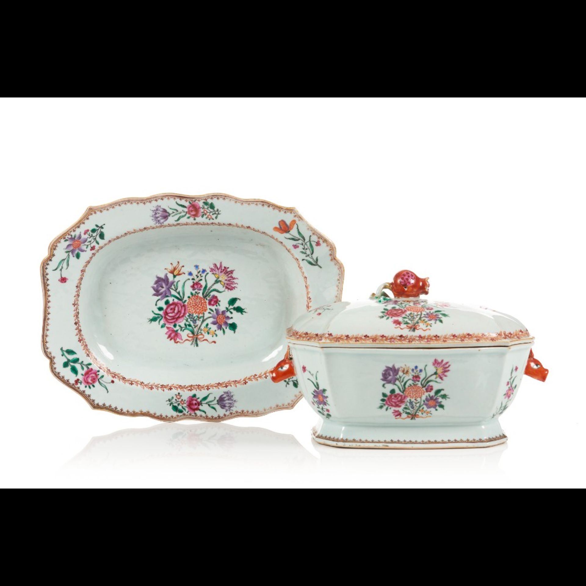  A scalloped tureen with cover and tray