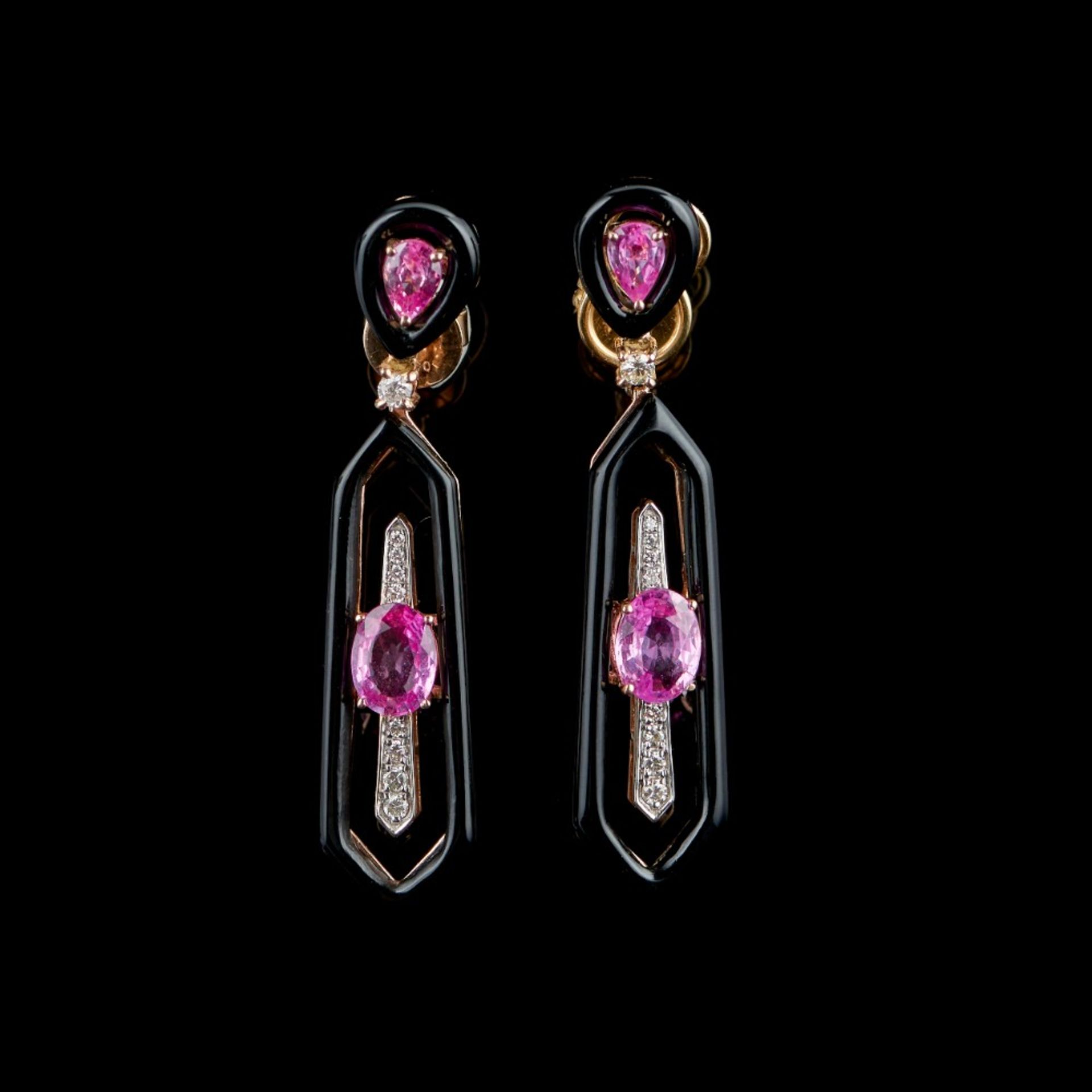  A pair of earrings