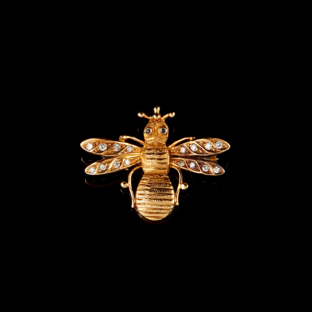  A bee shaped brooch