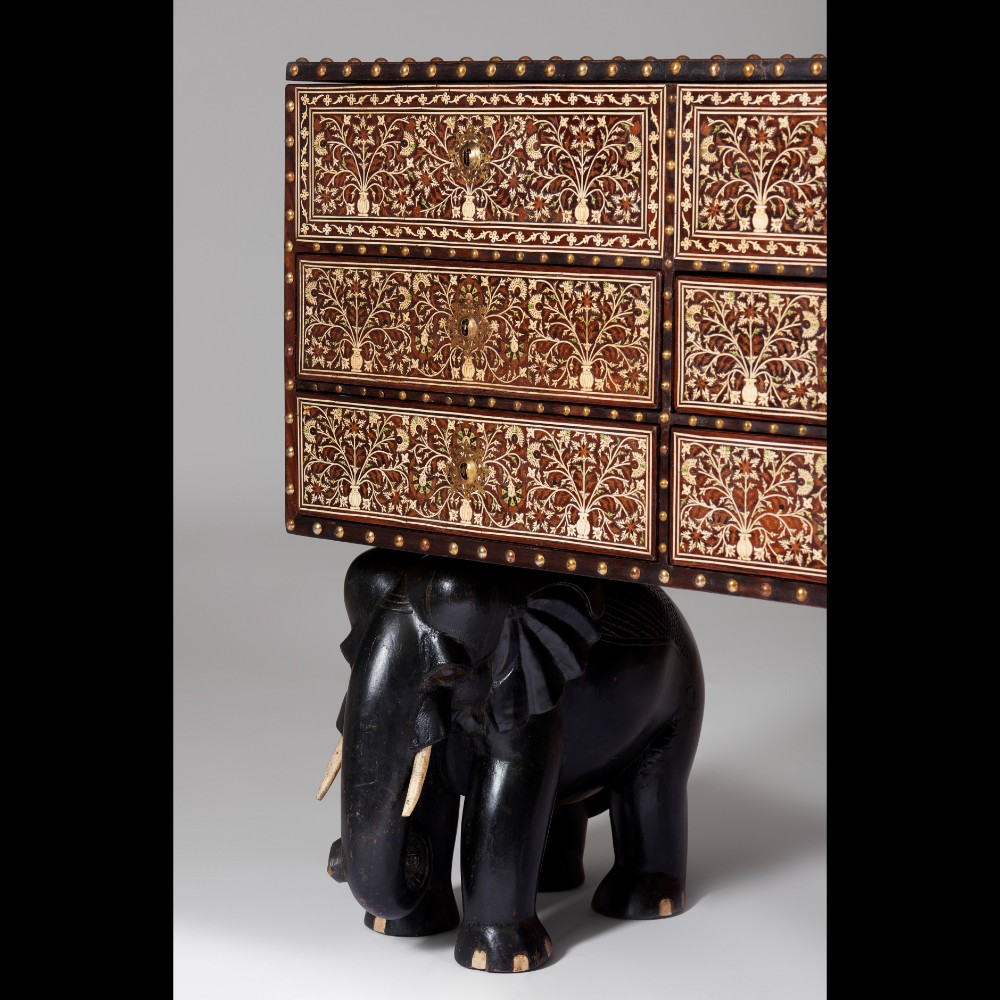  An important Chest on a stand in the shape of two elephants - Bild 5 aus 7