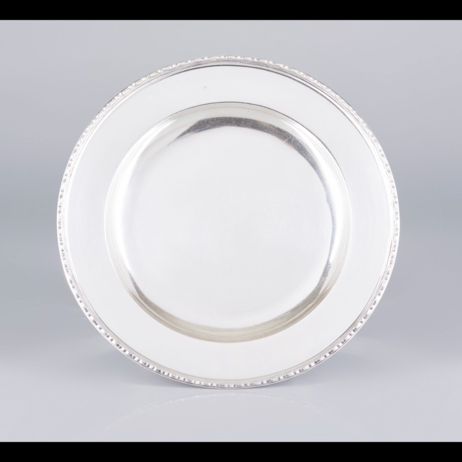  A LEITÃO & IRMÃO round serving platter