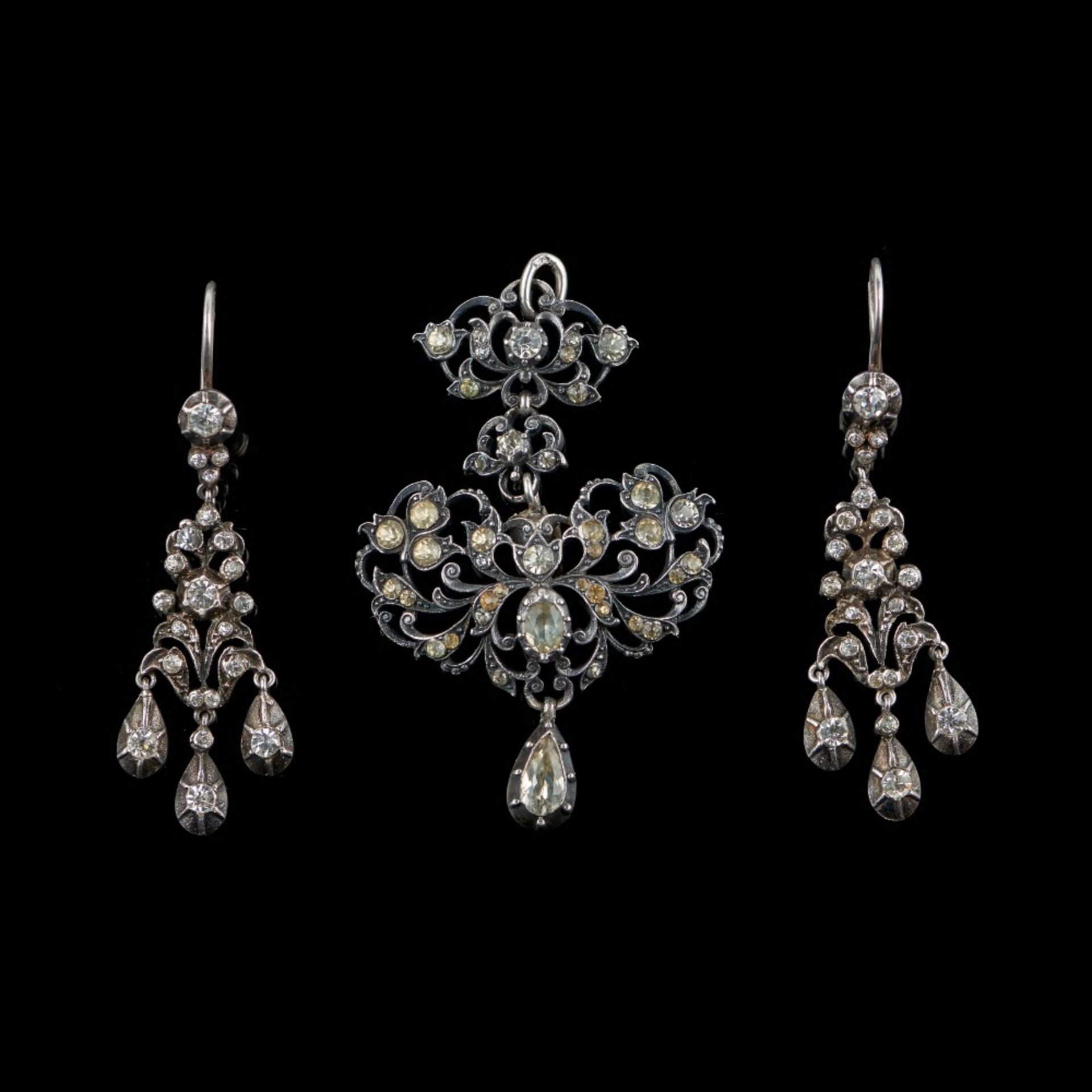  A pendant and pair of earrings