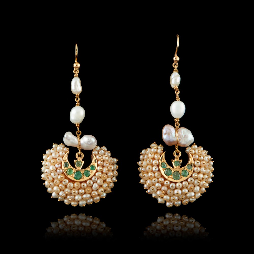  A pair of earrings