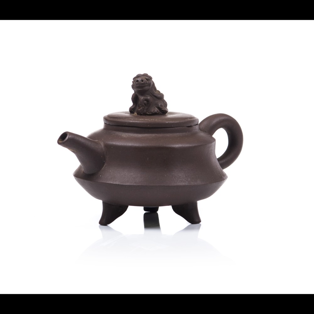  A teapot and cover