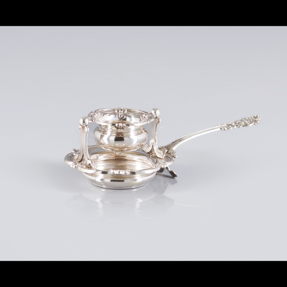  A tea strainer