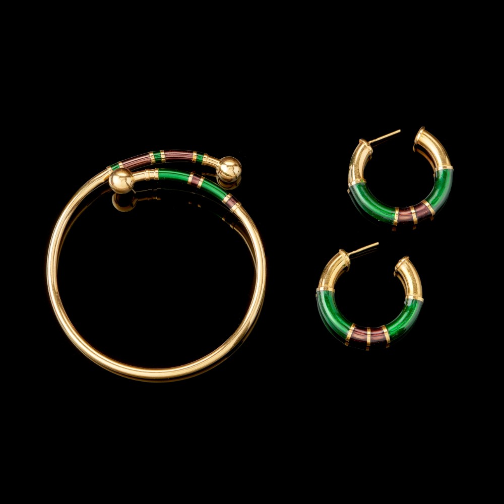  A pair of earrings and bracelet