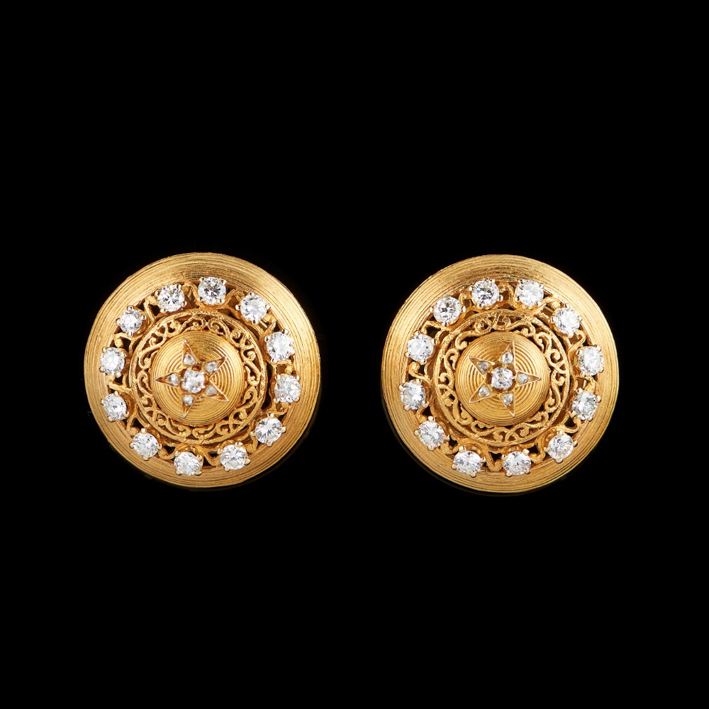  A pair of earrings