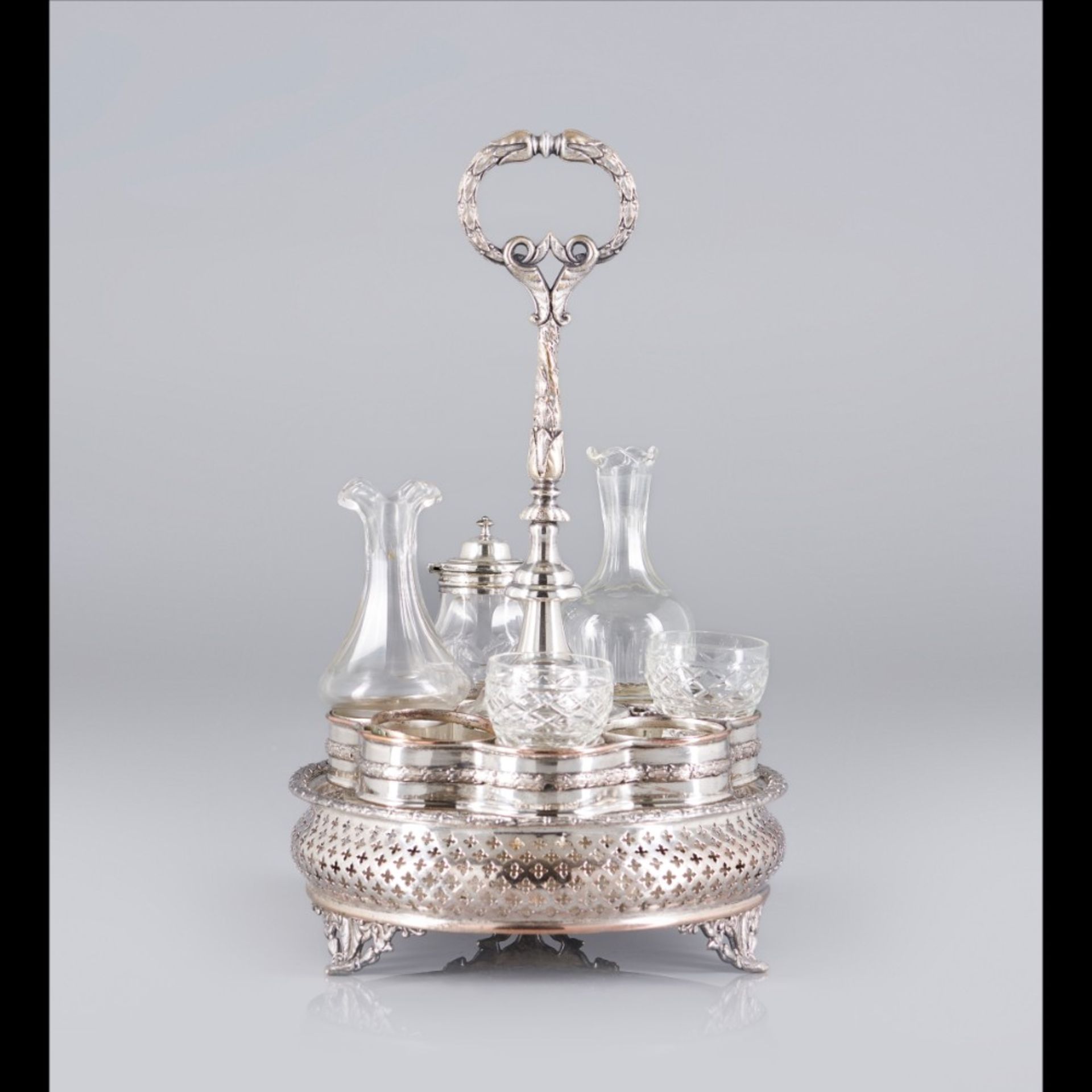  A cruet set