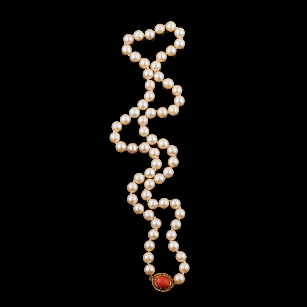  A pearl necklace