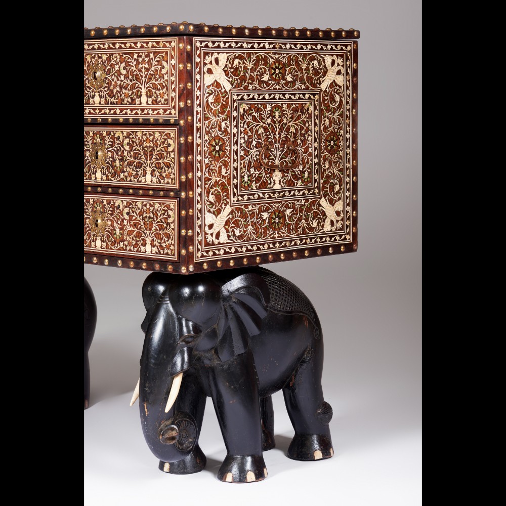  An important Chest on a stand in the shape of two elephants - Bild 4 aus 7