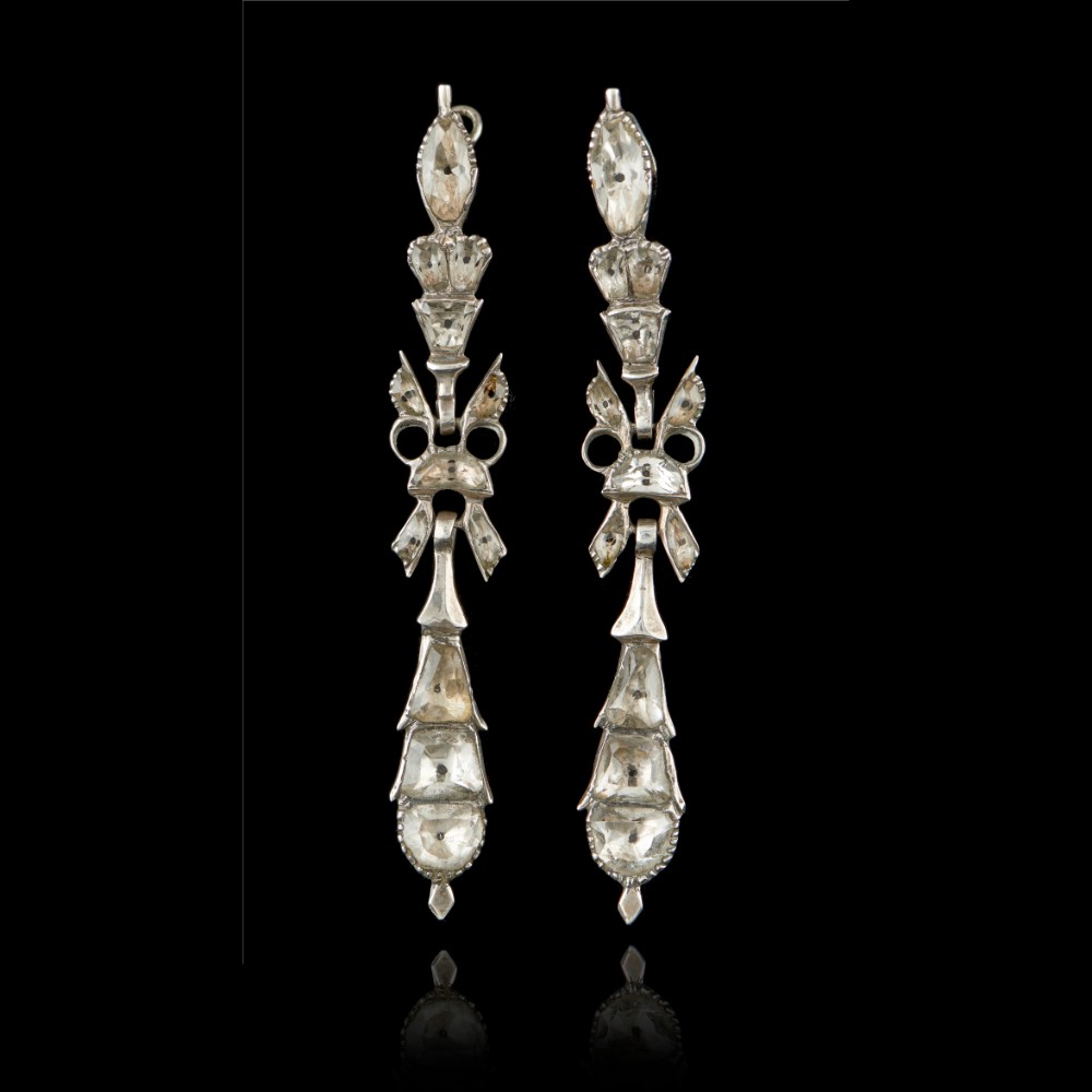  A pair of earrings