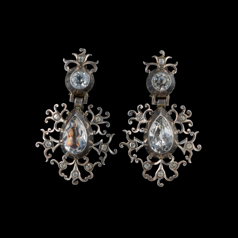  A pair of earrings