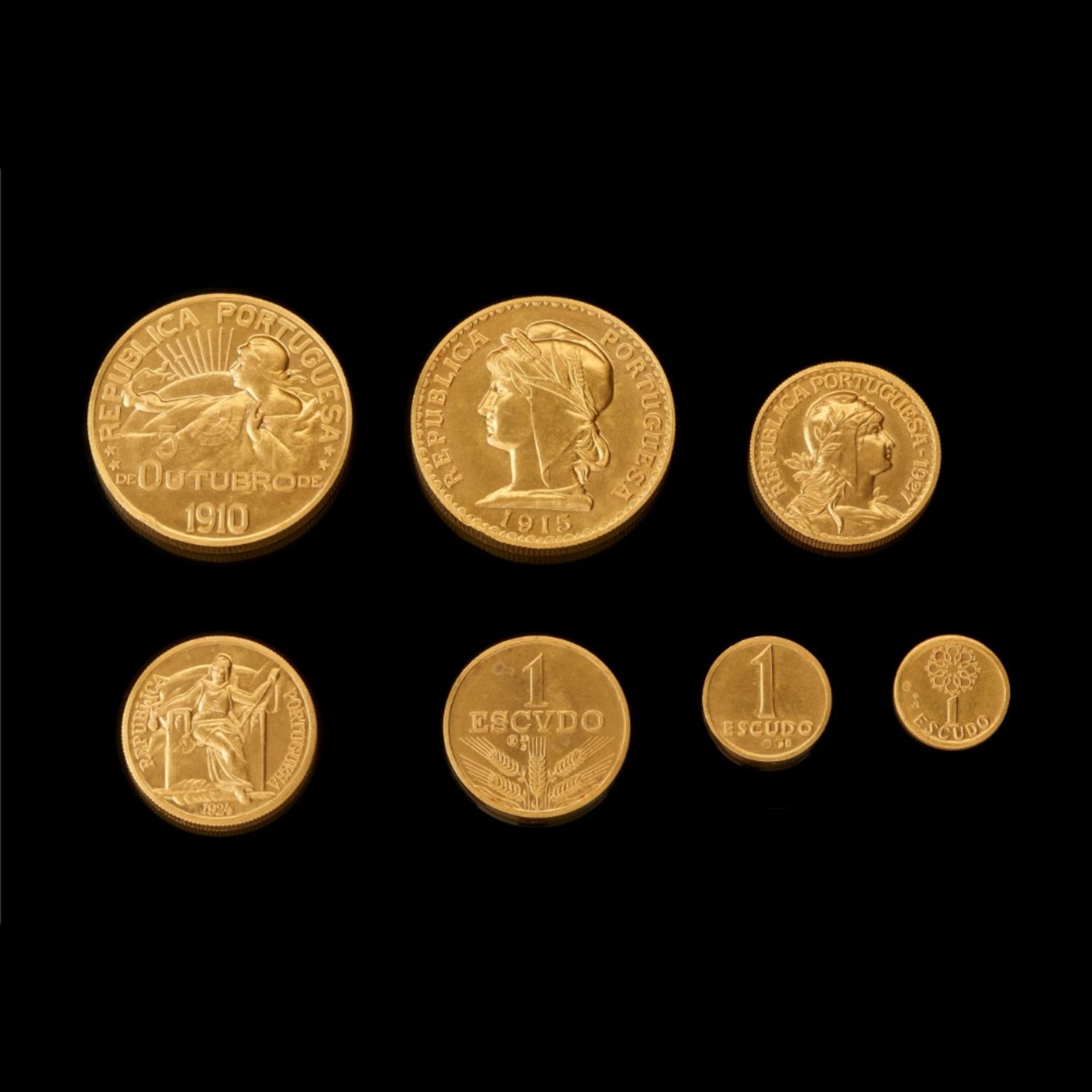  A "One Escudo coins from the Republic" medal collection