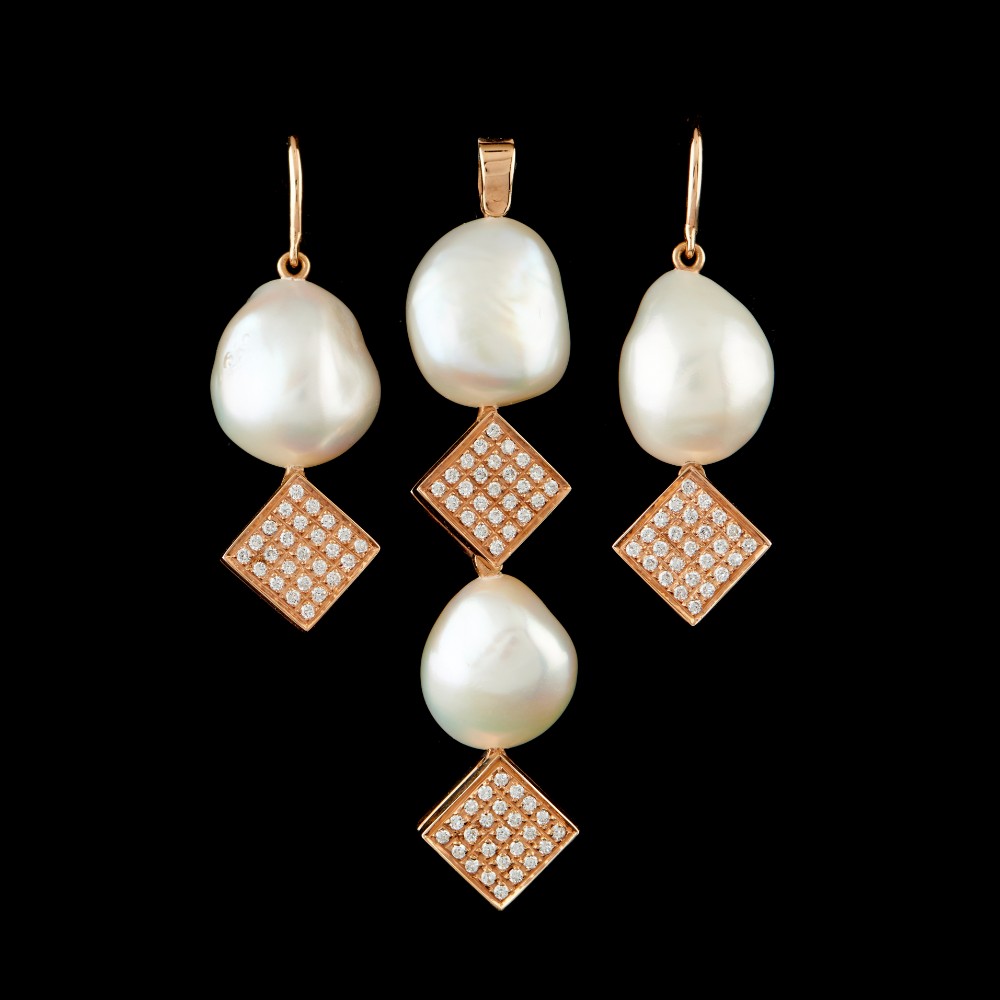  A pendant and pair of earrings