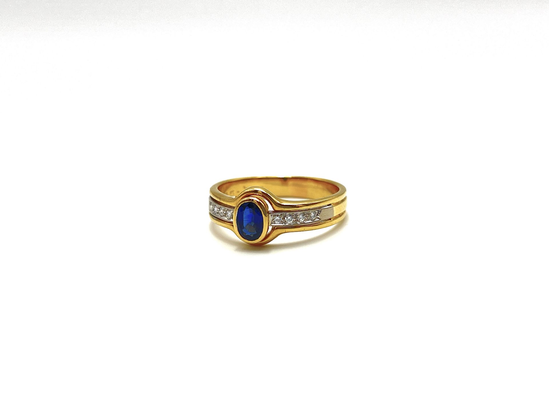 Sapphire ring with brillant-cut diamonds