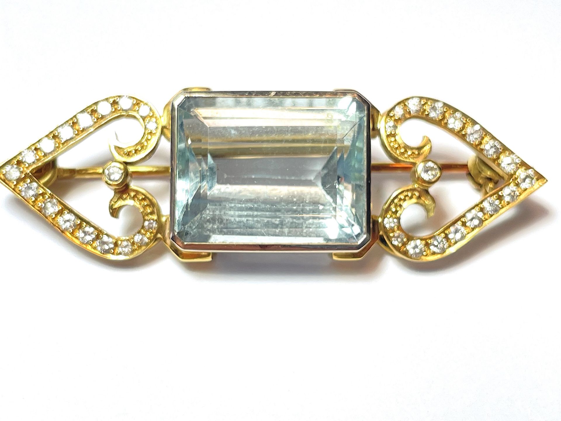 Pin with aquamarine