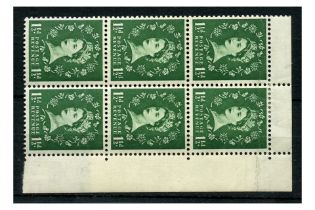GB 1960 1-1/2d Green, paper join corner marginal block of 6, u/m. SG612var
